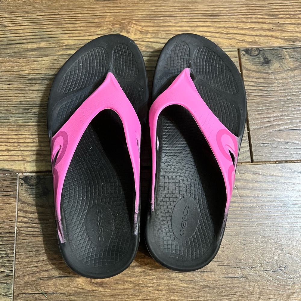 Oofos Women's Pink and Black Sandals